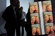 Veronica Ferres und Inga Pudenz auf Fotos aus dem Photoautomaten (©Foto. Nathalie Tandler)